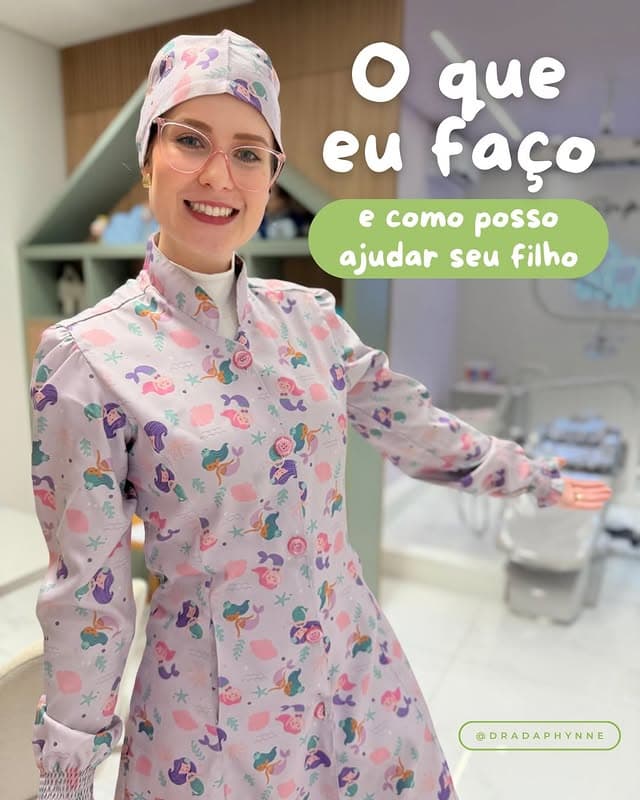 Dra. Daphynne sorrindo em consultório com criança
